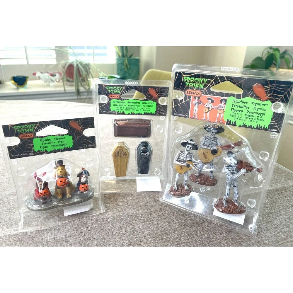 Lemax Spooky Town Halloween Village Lot Skeleton Mariachi Bridge of Bones